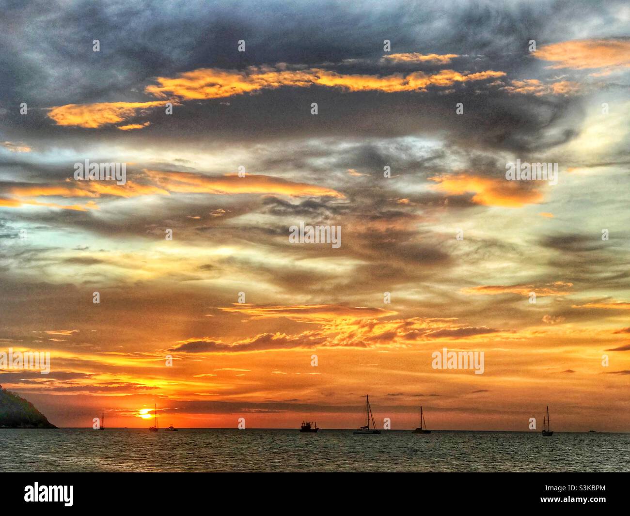 Vue panoramique sur le coucher du soleil à Sunset Beach sur l'île de Koh Lipe, dans le sud de la Thaïlande Banque D'Images