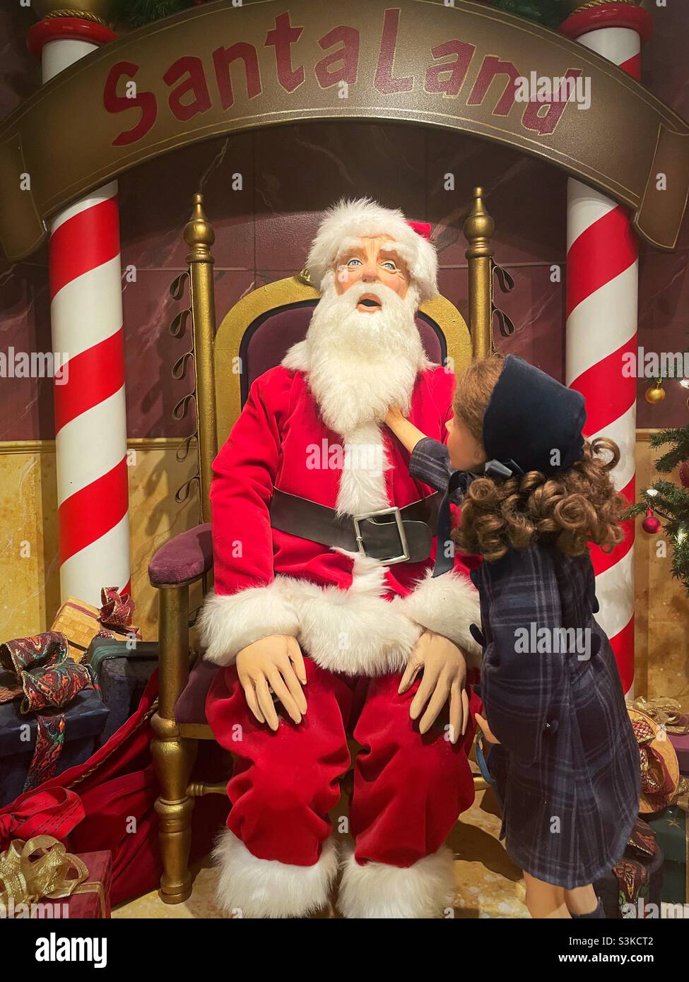 Statues du Père Noël et de la Virginie dans la scène classique du film « miracle le 34e rue », exposées au magasin phare de Macy à New York City, 2021, Etats-Unis - Image de stock capturée avec un smartphone