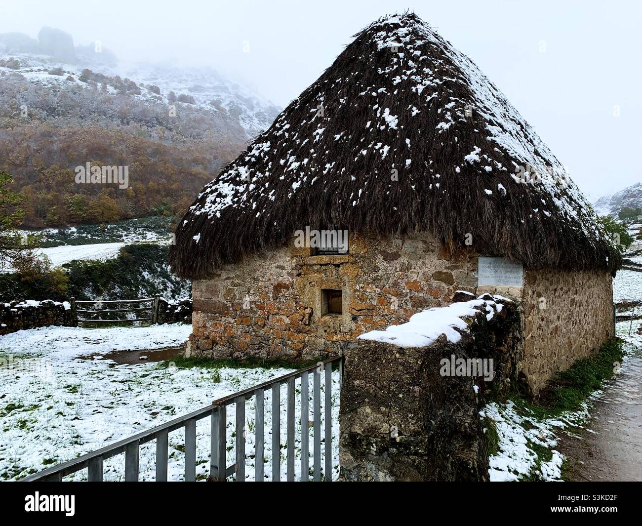 Toit de chaume, maison en pierre dans les montagnes enneigées des Asturies, Espagne. - Image de stock capturée avec un smartphone