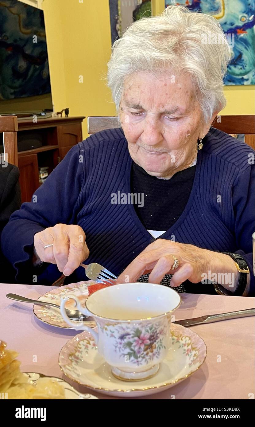 Une vieille femme du Caucase ayant une tasse de thé Banque D'Images