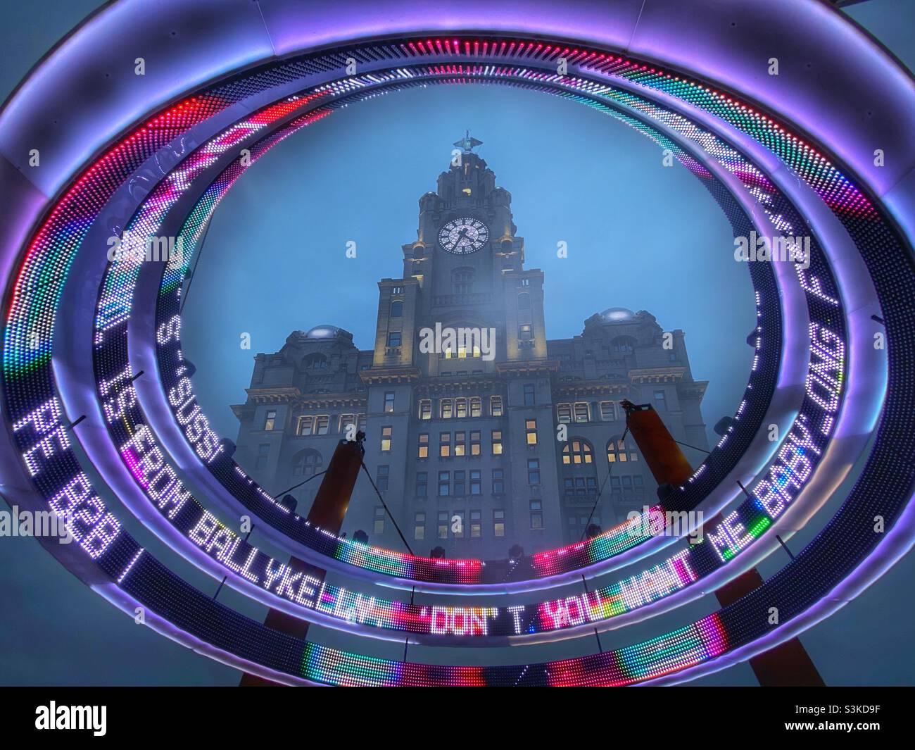 Liverpool résumé montrant Royal Liver Building superposé à l'installation de Dance Together dans le cadre du festival Liverpool Rivers of Light.Dansez ensemble conçu par lucid crée avec Chibuku. - Image de stock capturée avec un smartphone