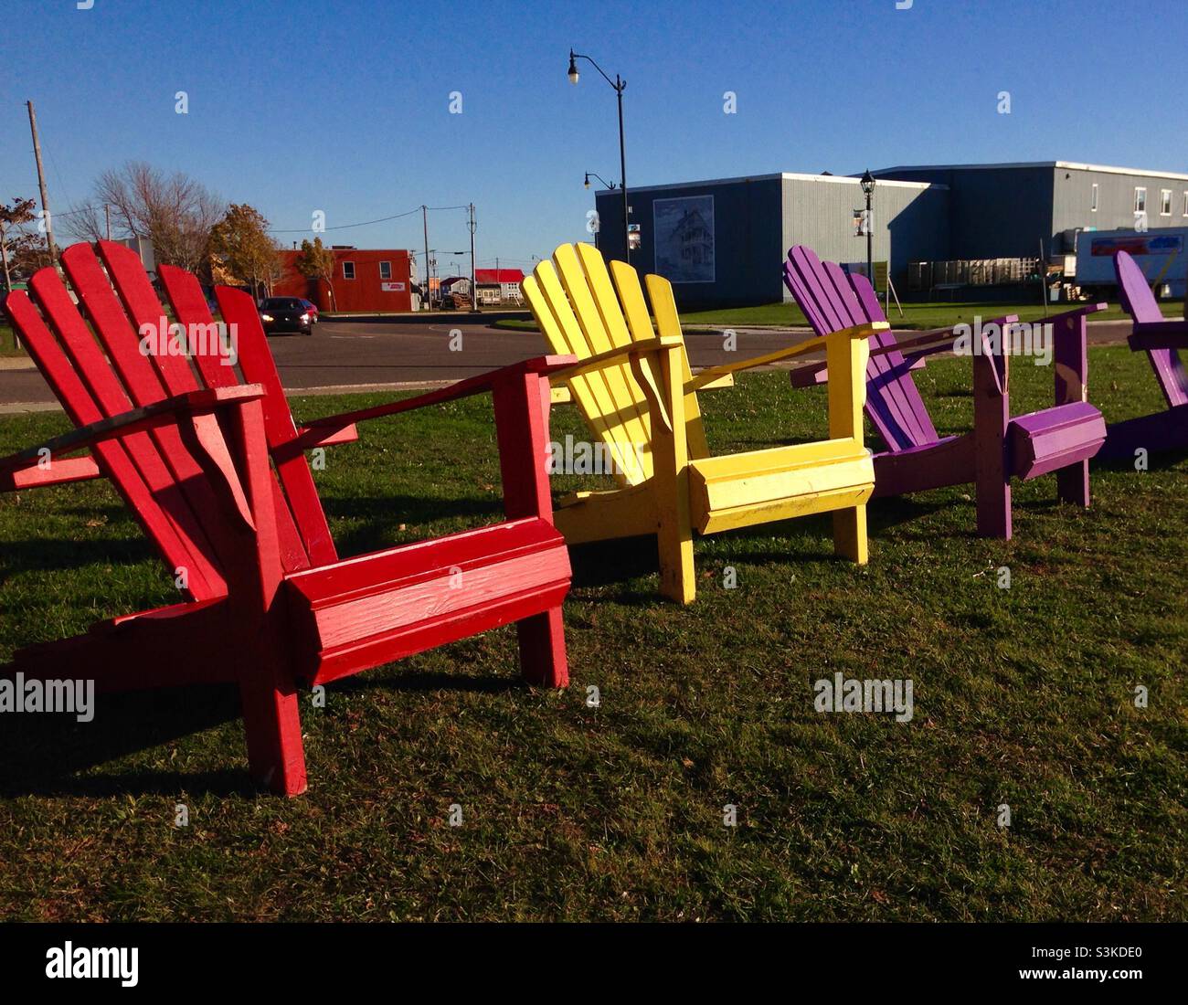 Chaises de style Adirondack peintes différentes couleurs dans un petit parc de la côte est, Canada Banque D'Images