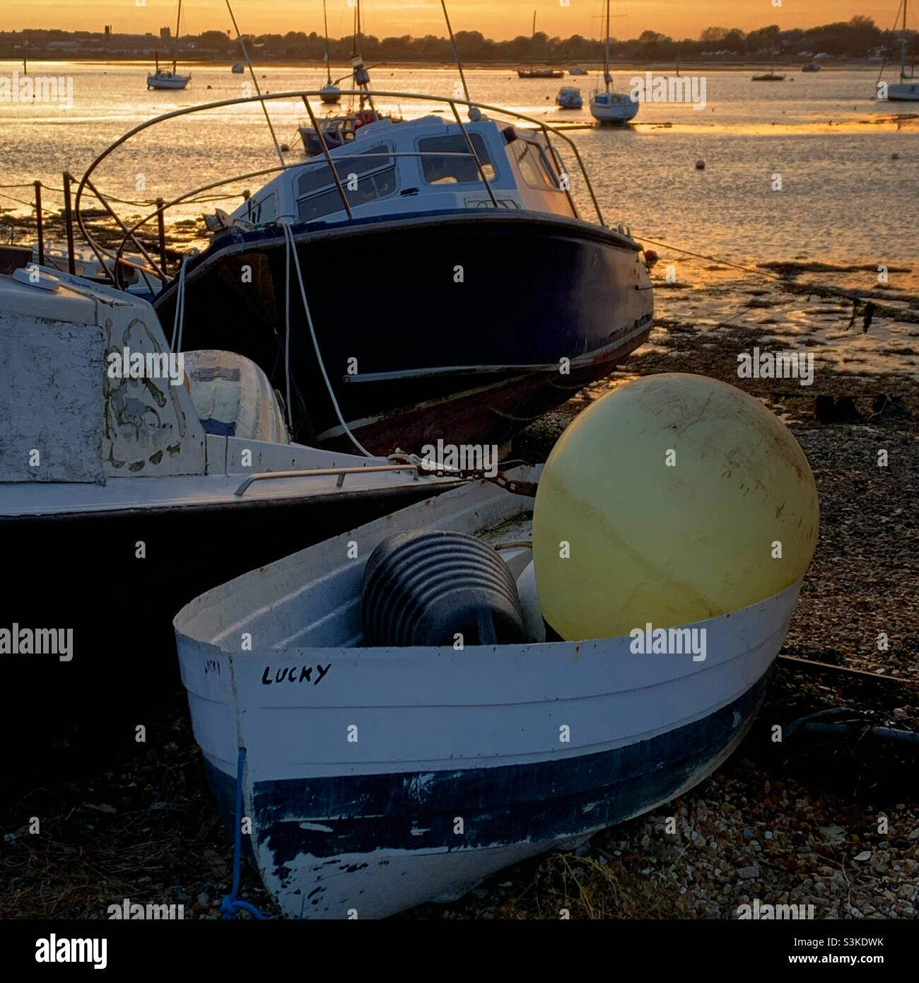 Des bateaux ont été déportés au coucher du soleil et à marée basse.Southsea Marina, près de la jetée de Hayling Island Ferry, Langstone Harbour, Portsea Island. Banque D'Images