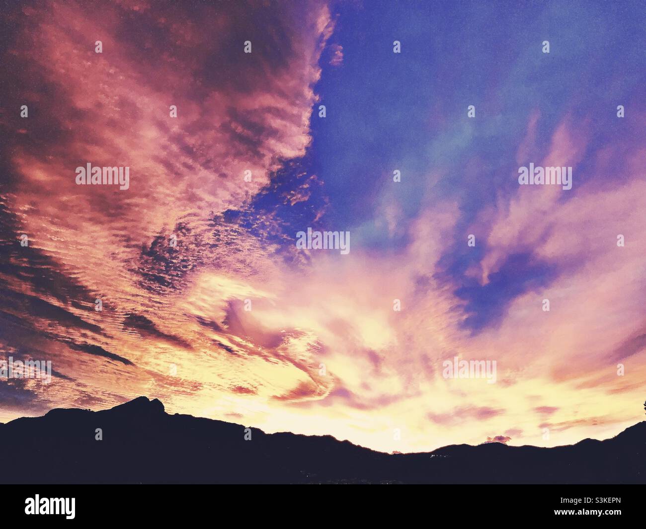Coucher de soleil spectaculaire sur les montagnes près d'Orba, Espagne Banque D'Images