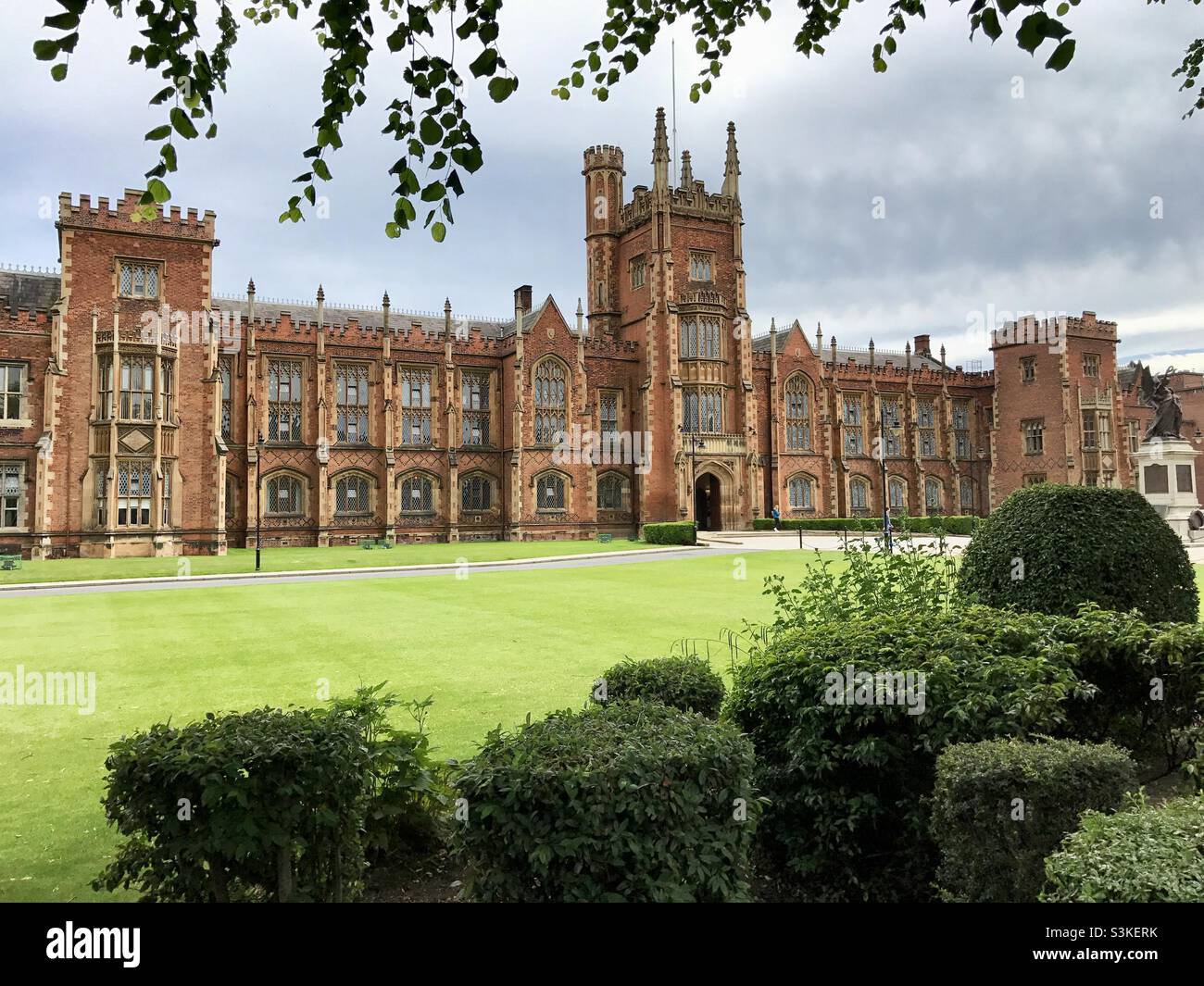 Queen’s University à Belfast, en Irlande, lors d’une belle journée d’été. Banque D'Images