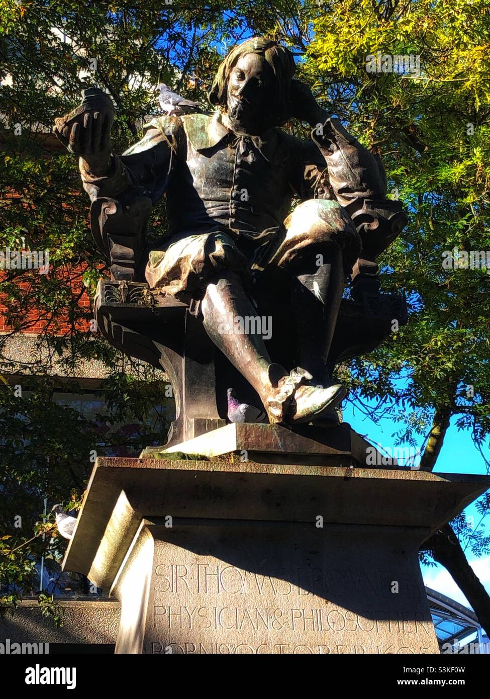 Statue de Sir Thomas Browne, Norwich Banque D'Images