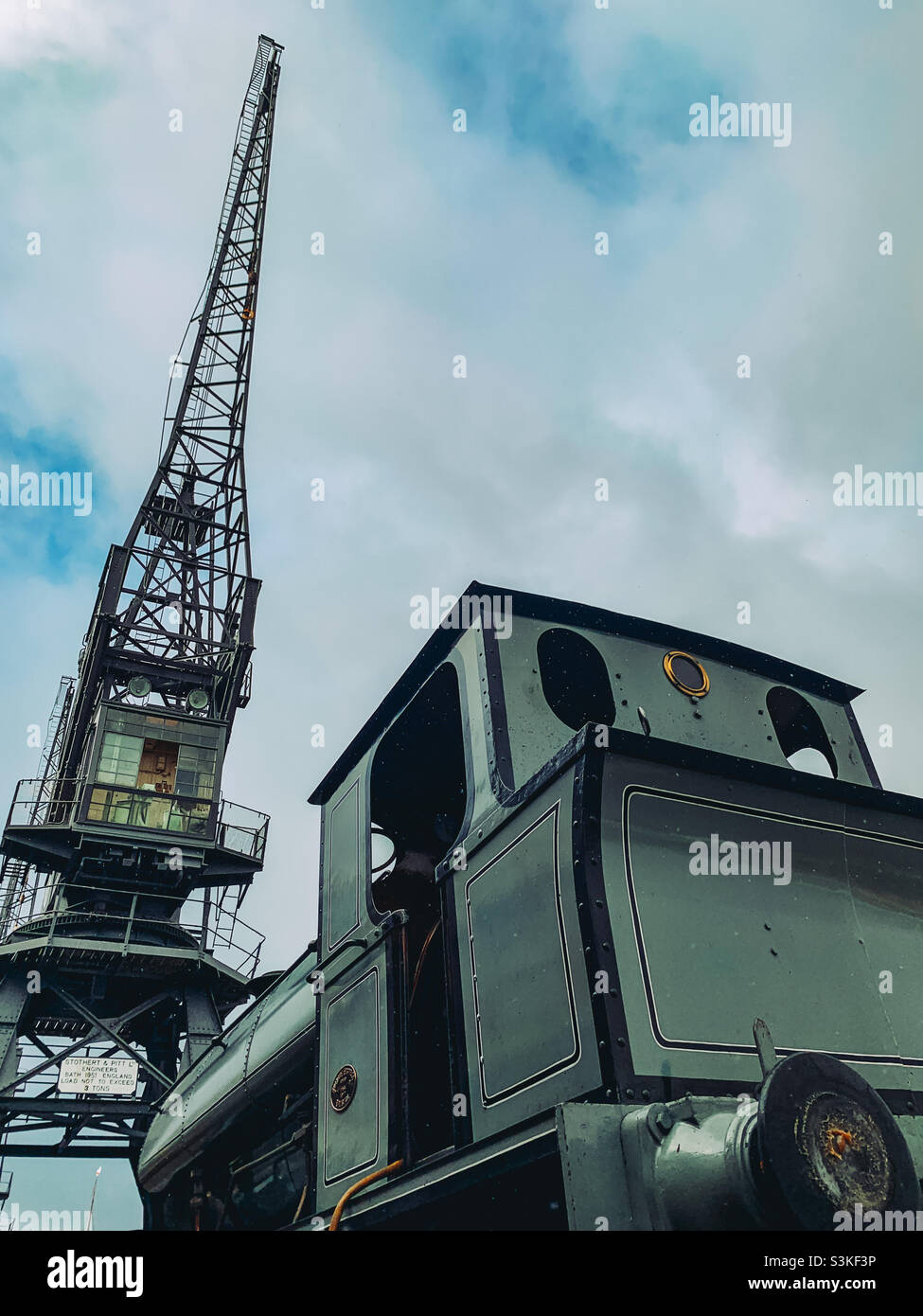 Train à vapeur et grue de chargement - Image de stock capturée avec un smartphone