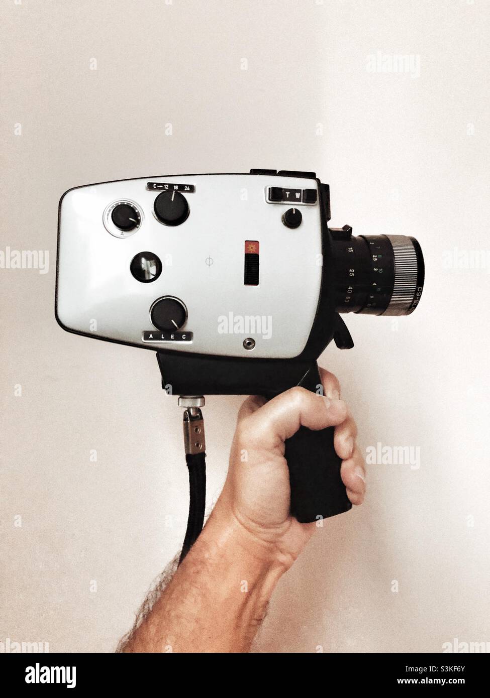 Personne tenant un super caméscope de 8 mm vintage Banque D'Images