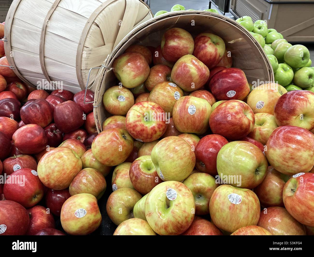 Des pommes fraîches sont en vente dans le rayon des produits dans un magasin Walmart local de l'Utah. - Image de stock capturée avec un smartphone