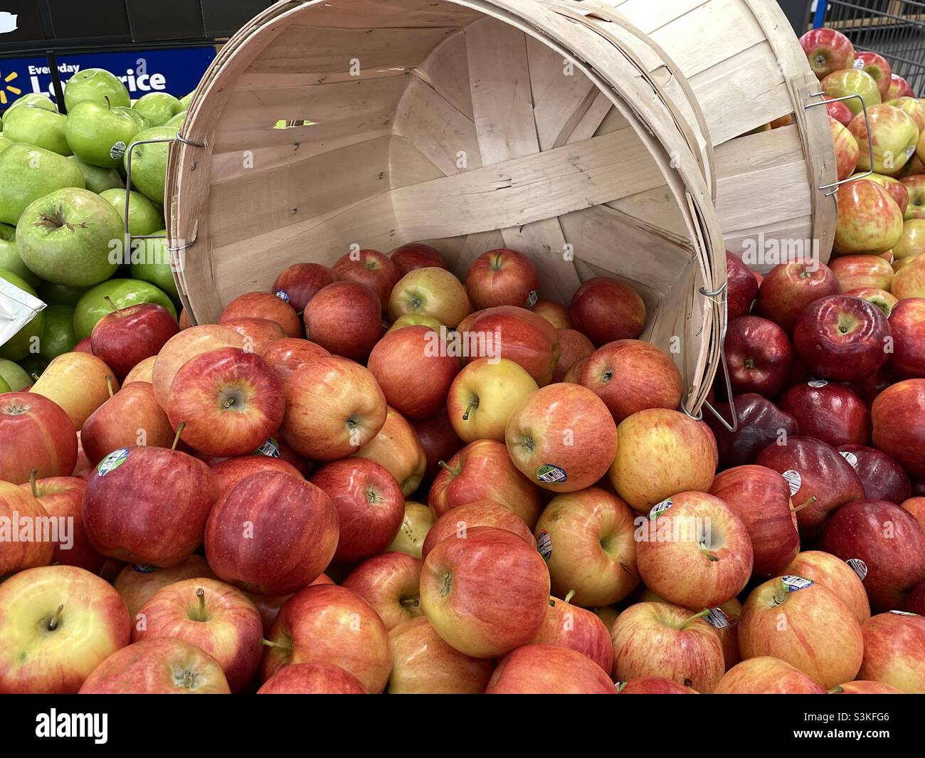 Des pommes fraîches sont en vente dans le rayon des produits dans un magasin Walmart local de l'Utah. - Image de stock capturée avec un smartphone