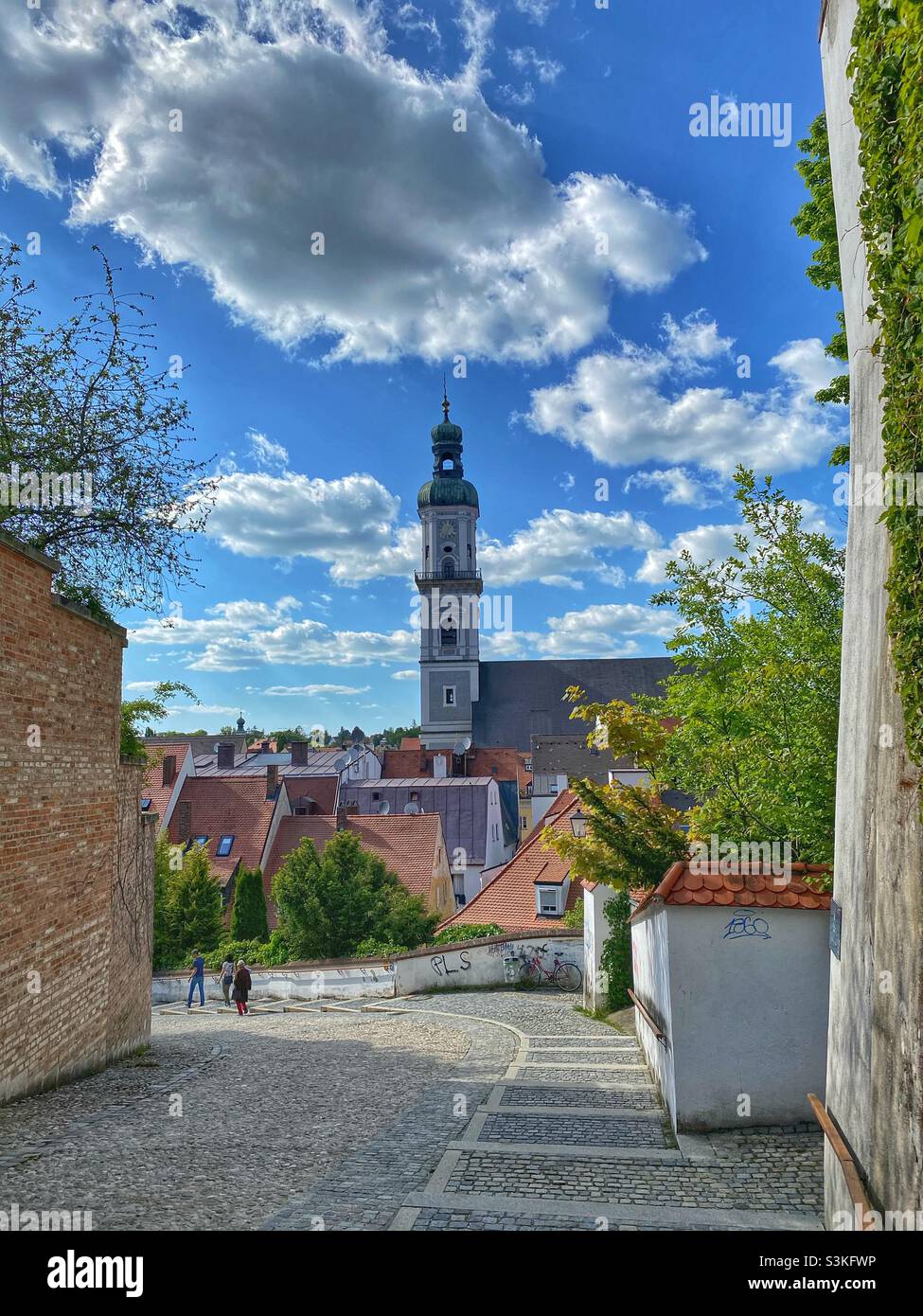 Escalier pavé menant de la colline de Domberg avec vue sur l'église Saint-Georg à Freising près de Munich, Allemagne. - Image de stock capturée avec un smartphone
