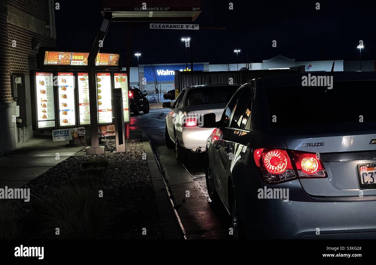 Au service de restauration rapide après la tombée de la nuit. Banque D'Images