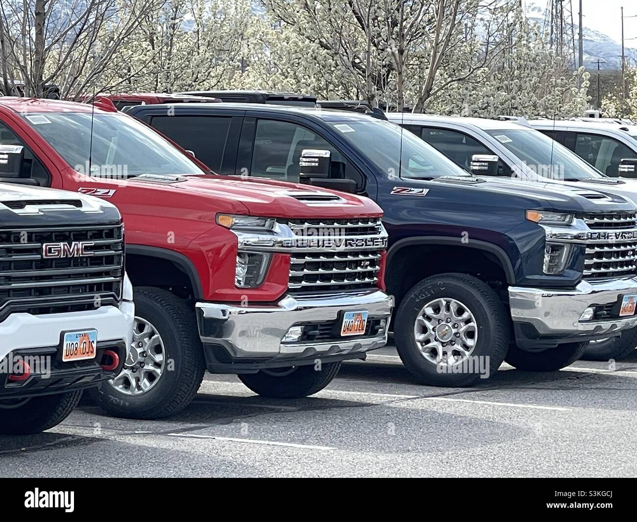 Les camions GMC neufs sont prêts à être vendus chez un concessionnaire. - Image de stock capturée avec un smartphone