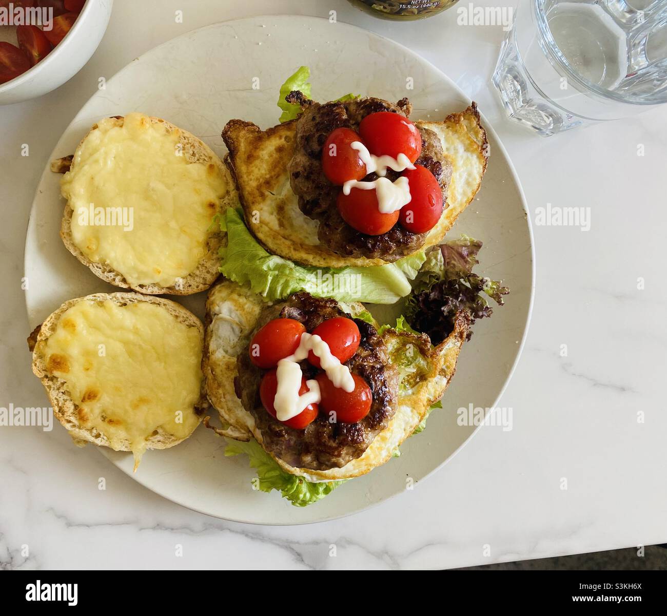 Muffins britanniques avec hamburgers de porc Banque D'Images