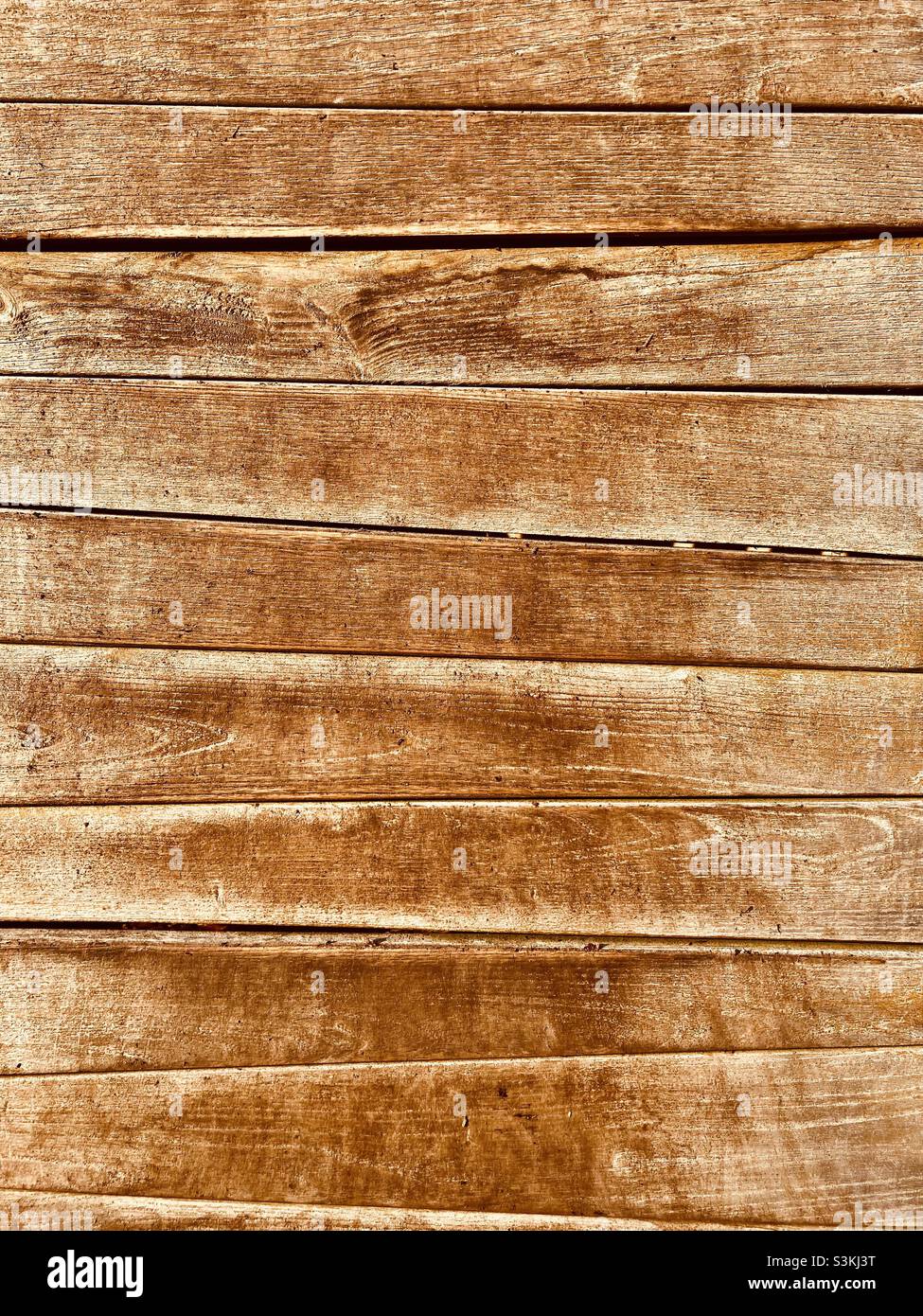 Des panneaux de bois vif l'un à l'autre comme une clôture - Image de stock capturée avec un smartphone