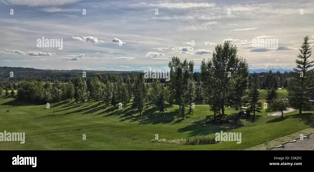 Vue sur le parcours de golf de Lynx Ridge en direction des montagnes Rocheuses canadiennes.Calgary, Alberta, Canada. Banque D'Images