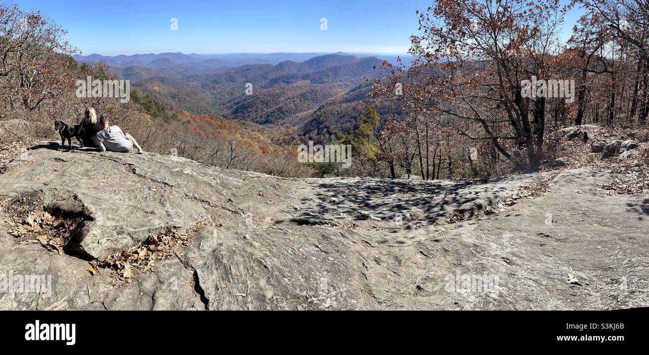 Vue panoramique sur les montagnes des Appalaches et un jeune couple avec leur chien en admirant le paysage. Banque D'Images