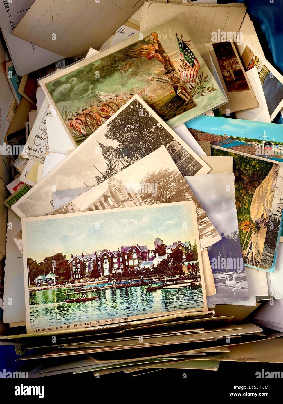 Une boîte de cartes postales vintage Banque D'Images