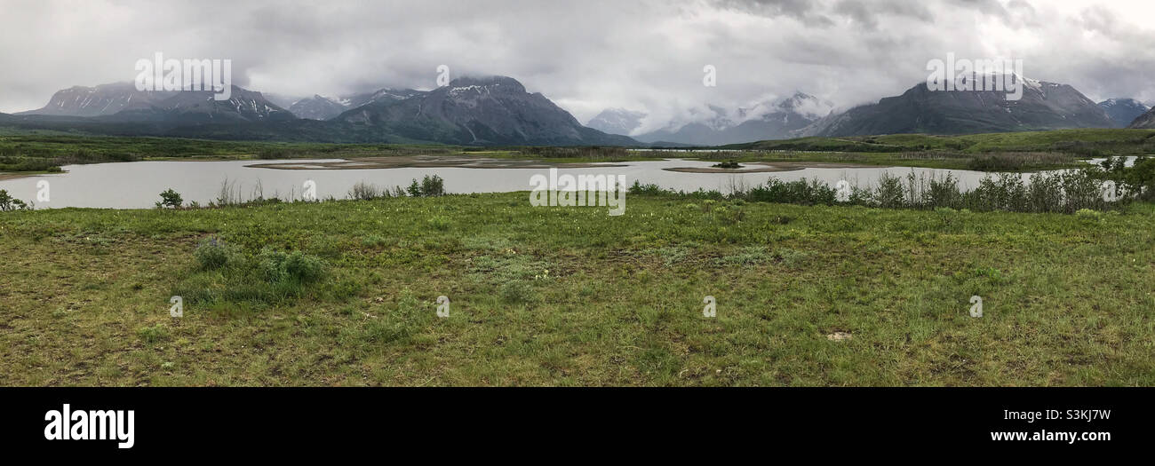 Panorama des lacs et des montagnes dans le parc national des Lacs-Waterton, Alberta, Canada, par une journée d'été nuageuse. - Image de stock capturée avec un smartphone