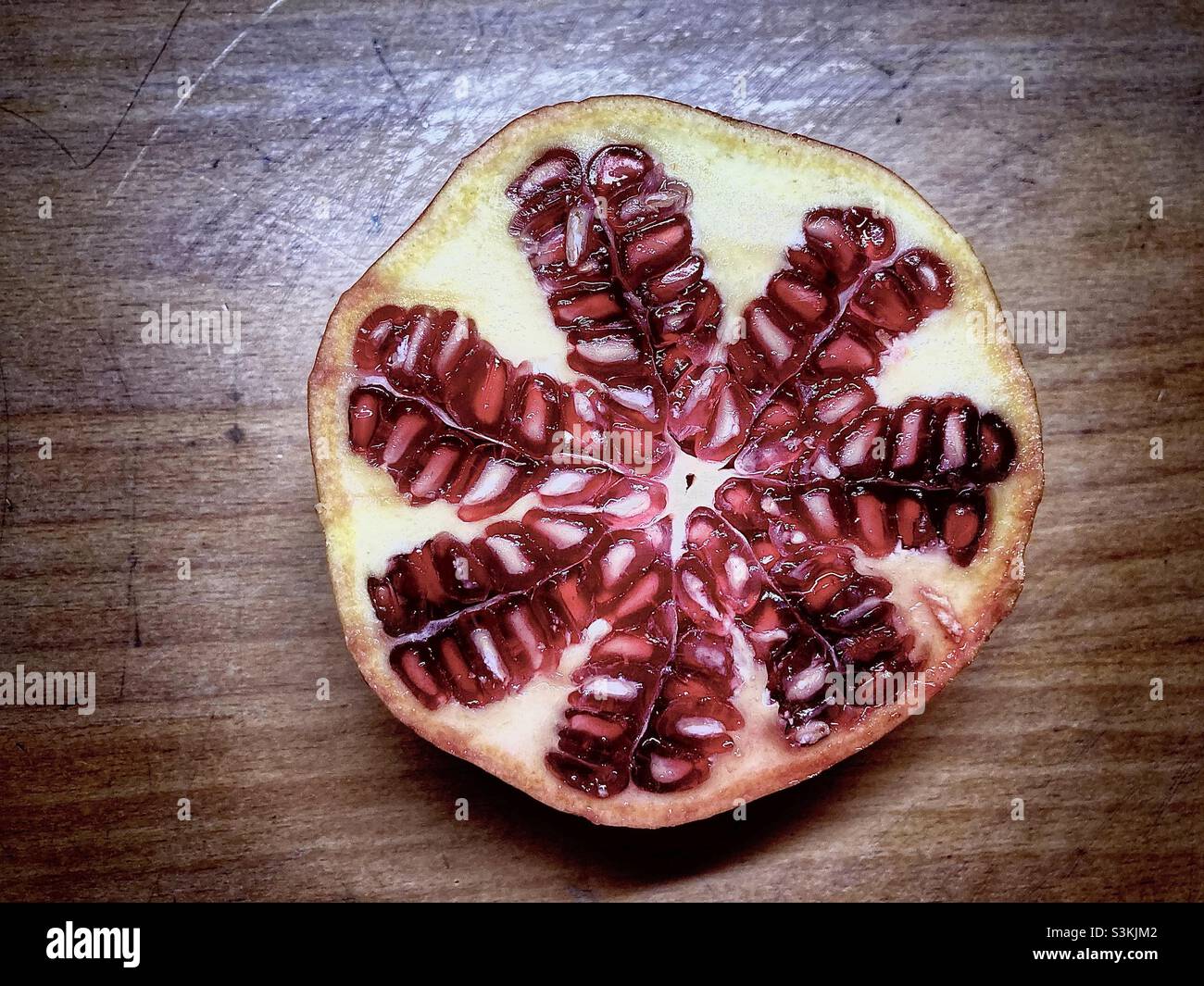 Selective focus close up of pomegranate montrant seeds - Image de stock capturée avec un smartphone