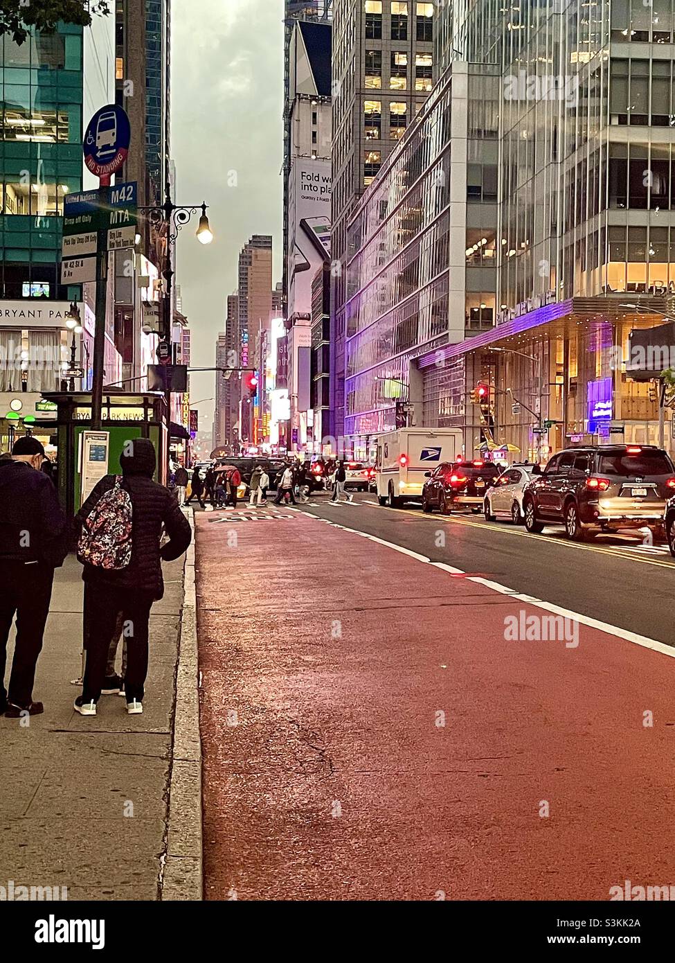 Rue animée de New York après la pluie Banque D'Images