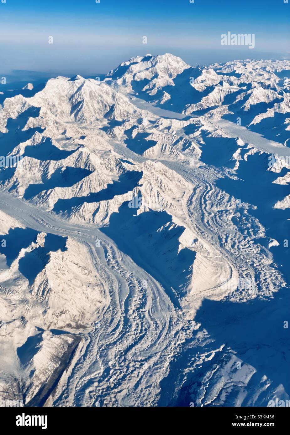 Les rivières de glace et les glaciers qui s'écoulent de la face sud du Denali, anciennement le mont McKinley, le sommet le plus élevé d'Amérique du Nord.Alaska, États-Unis - Image de stock capturée avec un smartphone
