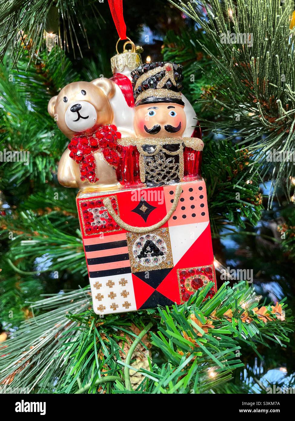 Décoration d'arbre de Noël accrochée à un arbre au Rockefeller Center à FAO Schwarz, NYC, Etats-Unis, 2021 - Image de stock capturée avec un smartphone