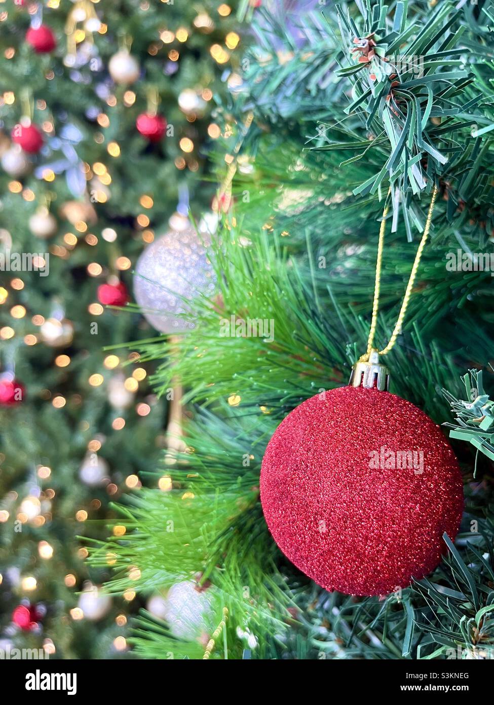 Boules de Noël sur l'arbre de Noël - Image de stock capturée avec un smartphone