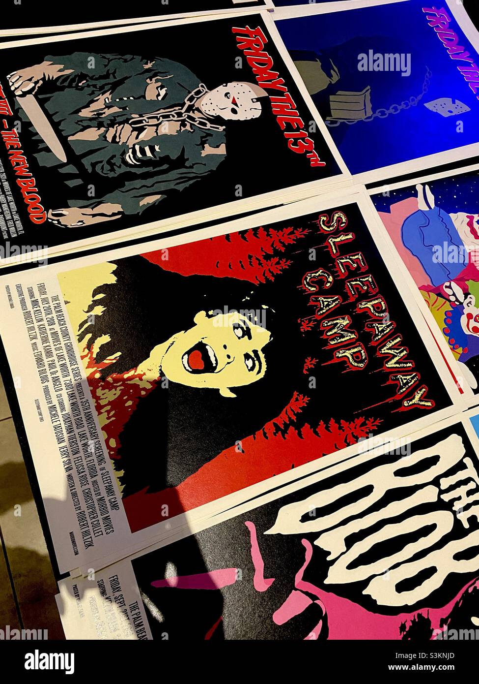 Affiches de films d'horreur affichées dans une salle de cinéma. Banque D'Images