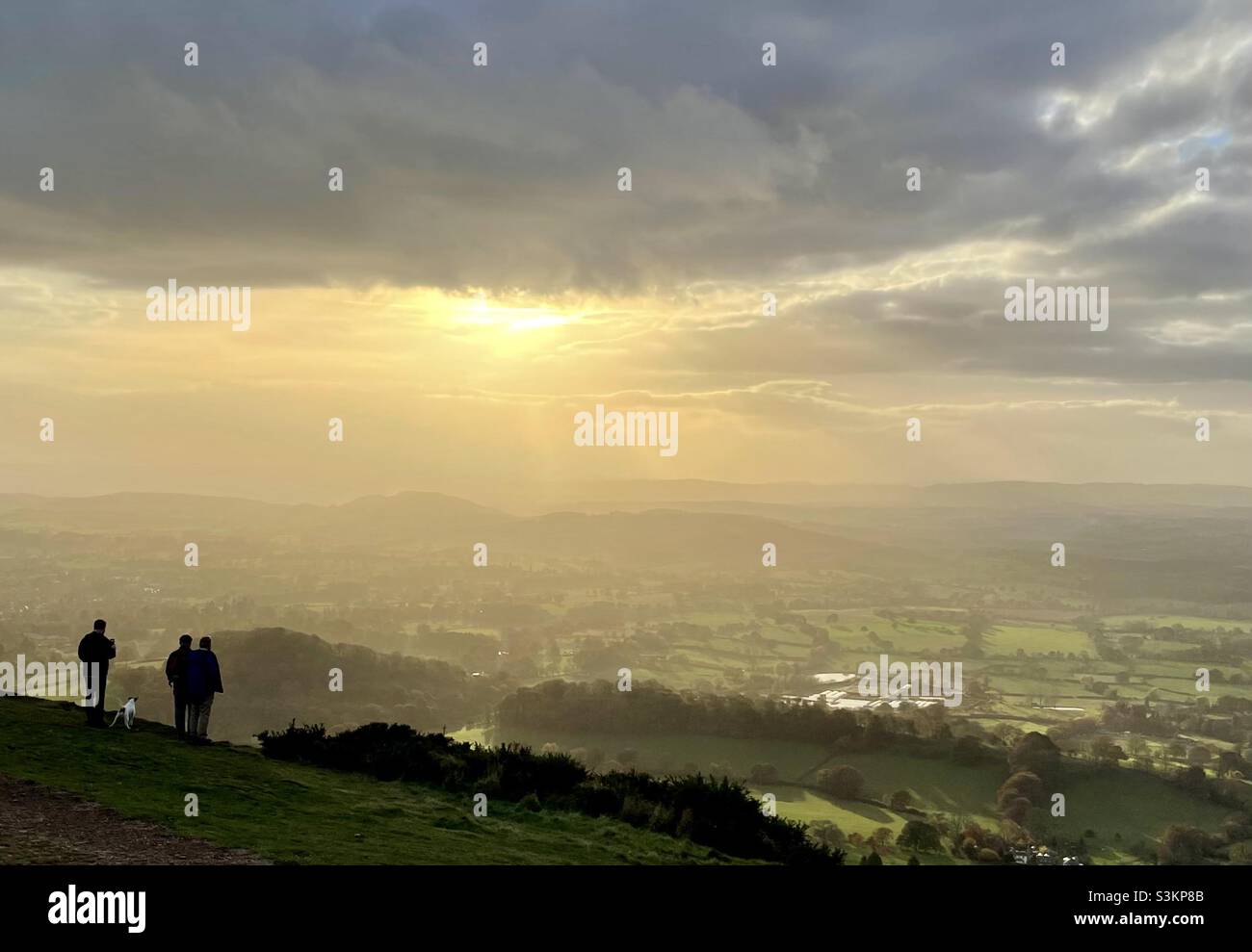 Groupe regardant le coucher du soleil depuis le sommet de la colline Banque D'Images