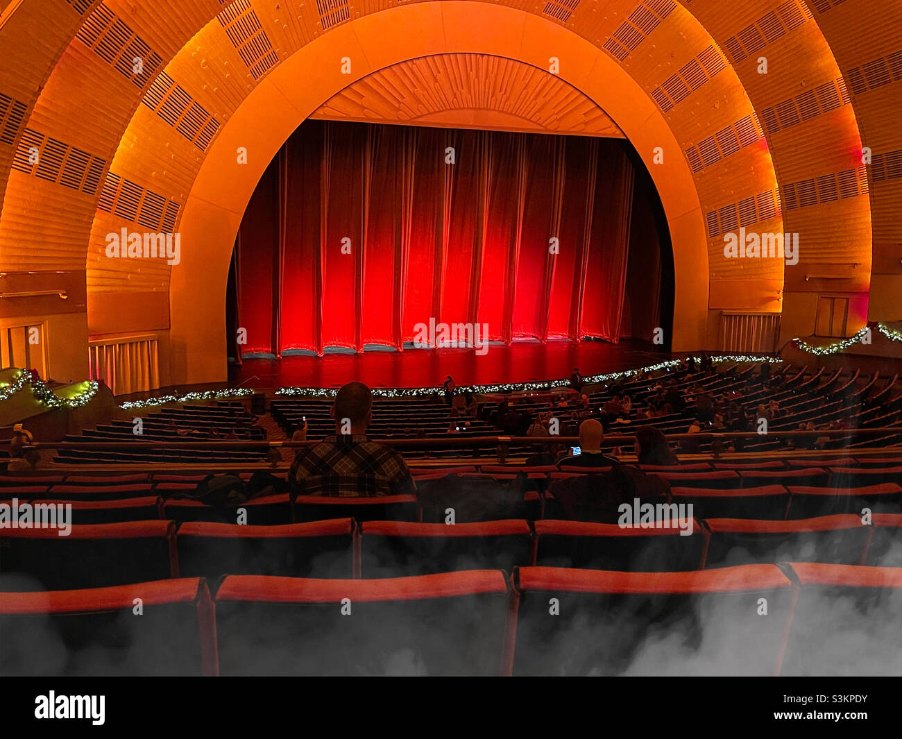 Le théâtre intérieur du radio City Music Hall présente un immense rideau rouge, 2021, New York City, États-Unis Banque D'Images