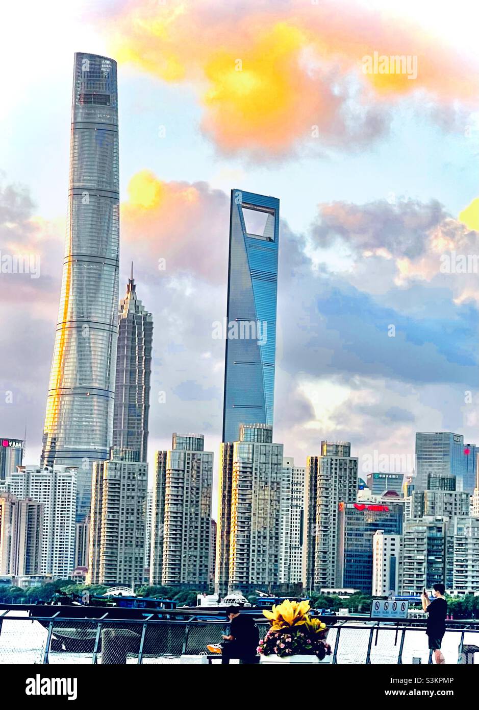 Ligne d'horizon de Shanghai avec nuages jaunes Banque D'Images