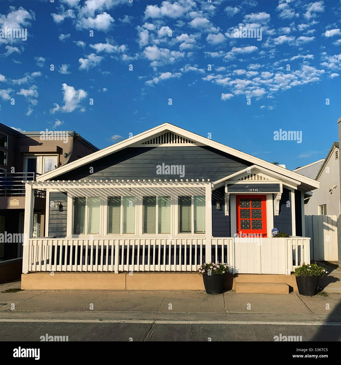 Une maison donnant sur Oceanside City Beach, Oceanside, San Diego County, Californie, États-Unis,Amérique du Nord - Image de stock capturée avec un smartphone