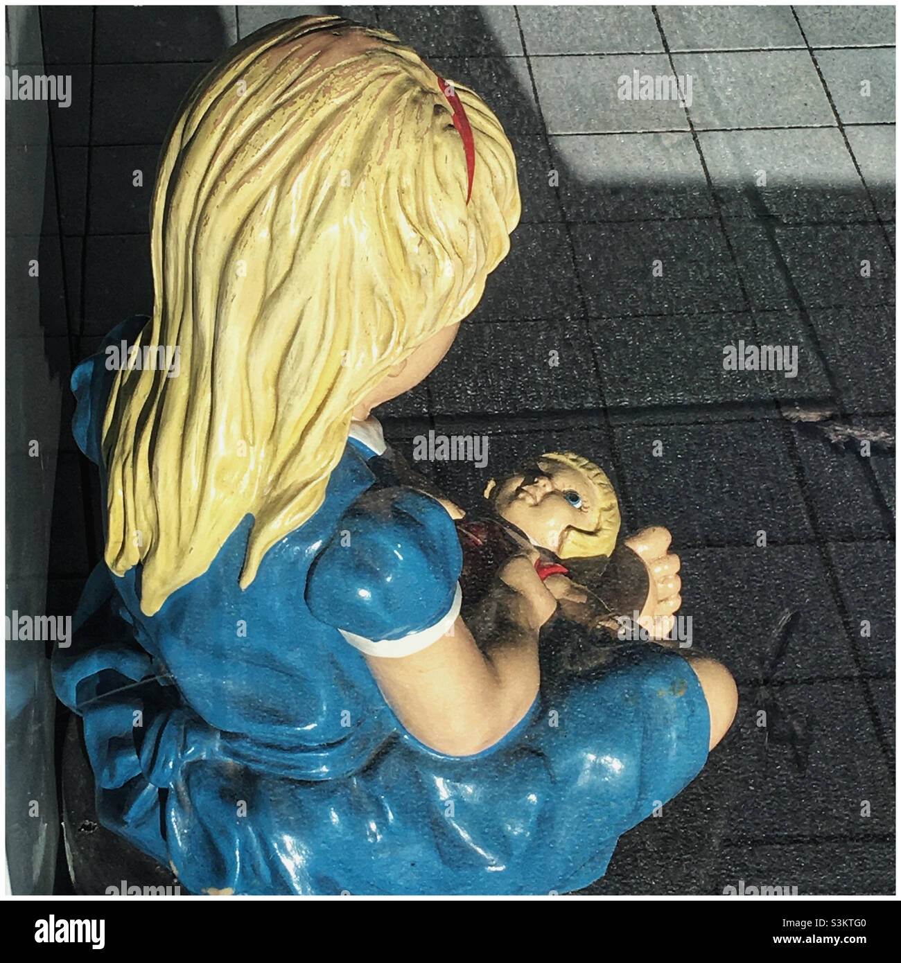 Boîte de collection de charité de fille avec poupée Banque D'Images