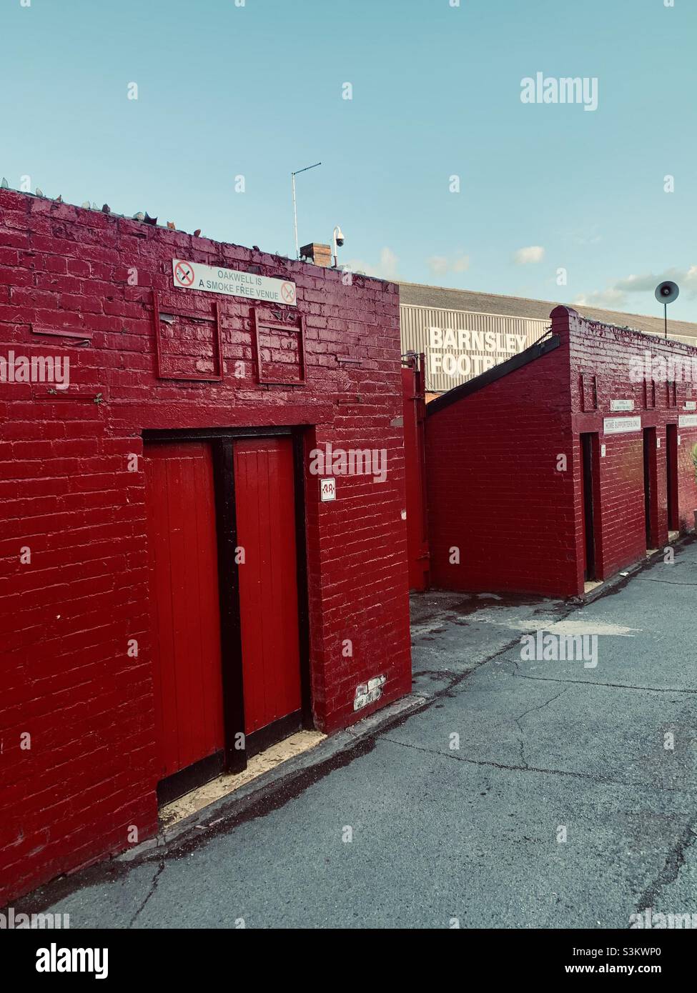 ‘le calme avant la tempête’ Oakwell Stadium West Stand, Barnsley avant que les supporters de football commencent à arriver pour la première fois depuis la COVID Banque D'Images