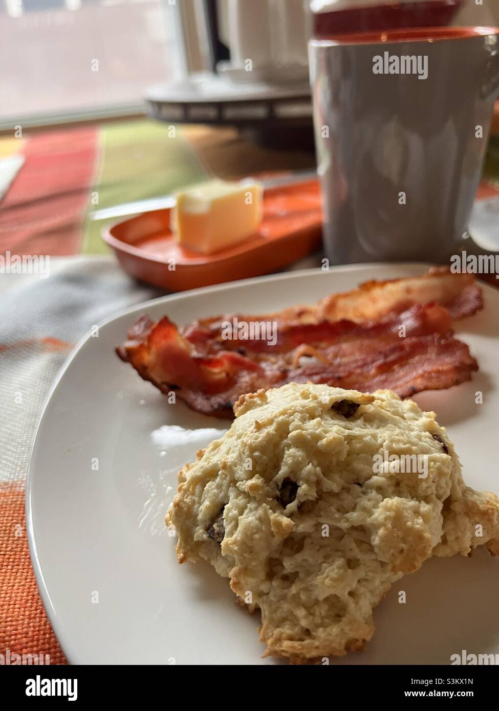 Biscuits et bacon pour le petit déjeuner Banque D'Images