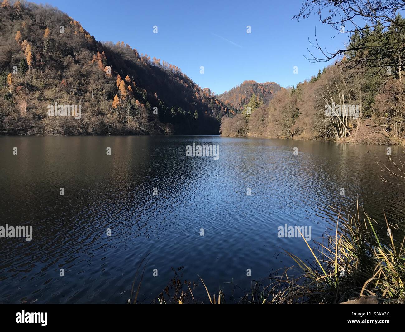 Lac Lénico dans le Trentin, dans le nord de l'Italie, par un froid jour d'automne - Image de stock capturée avec un smartphone