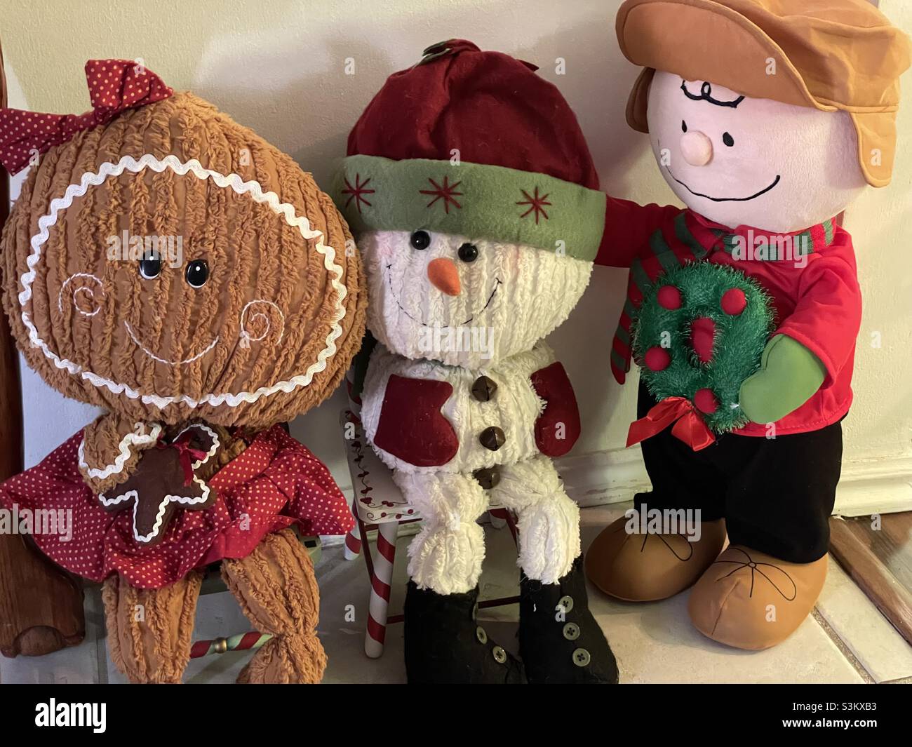 Personnages de Noël doux en peluche, un homme de pain d'épice, un bonhomme de neige et Charlie Brown.Les 3 décorent une maison dans l'Utah chaque saison de Noël. Banque D'Images