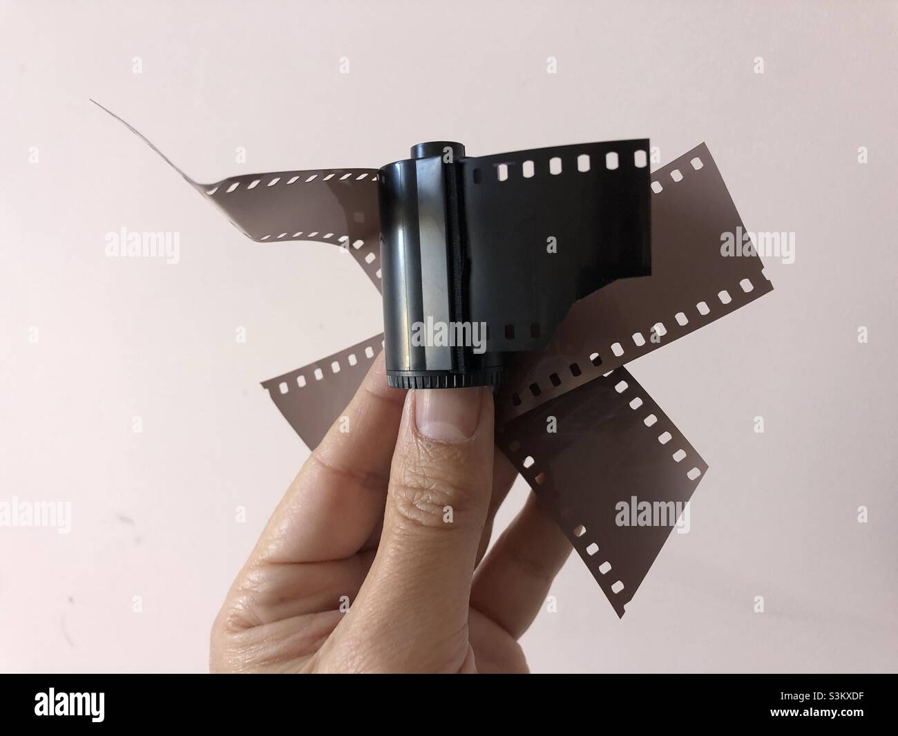 Rouleau de film 35mm chargé en vrac - Image de stock capturée avec un smartphone