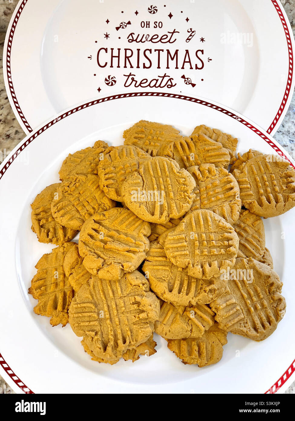 Biscuits faits maison au beurre d'arachide sur des assiettes décoratives de Noël. Banque D'Images