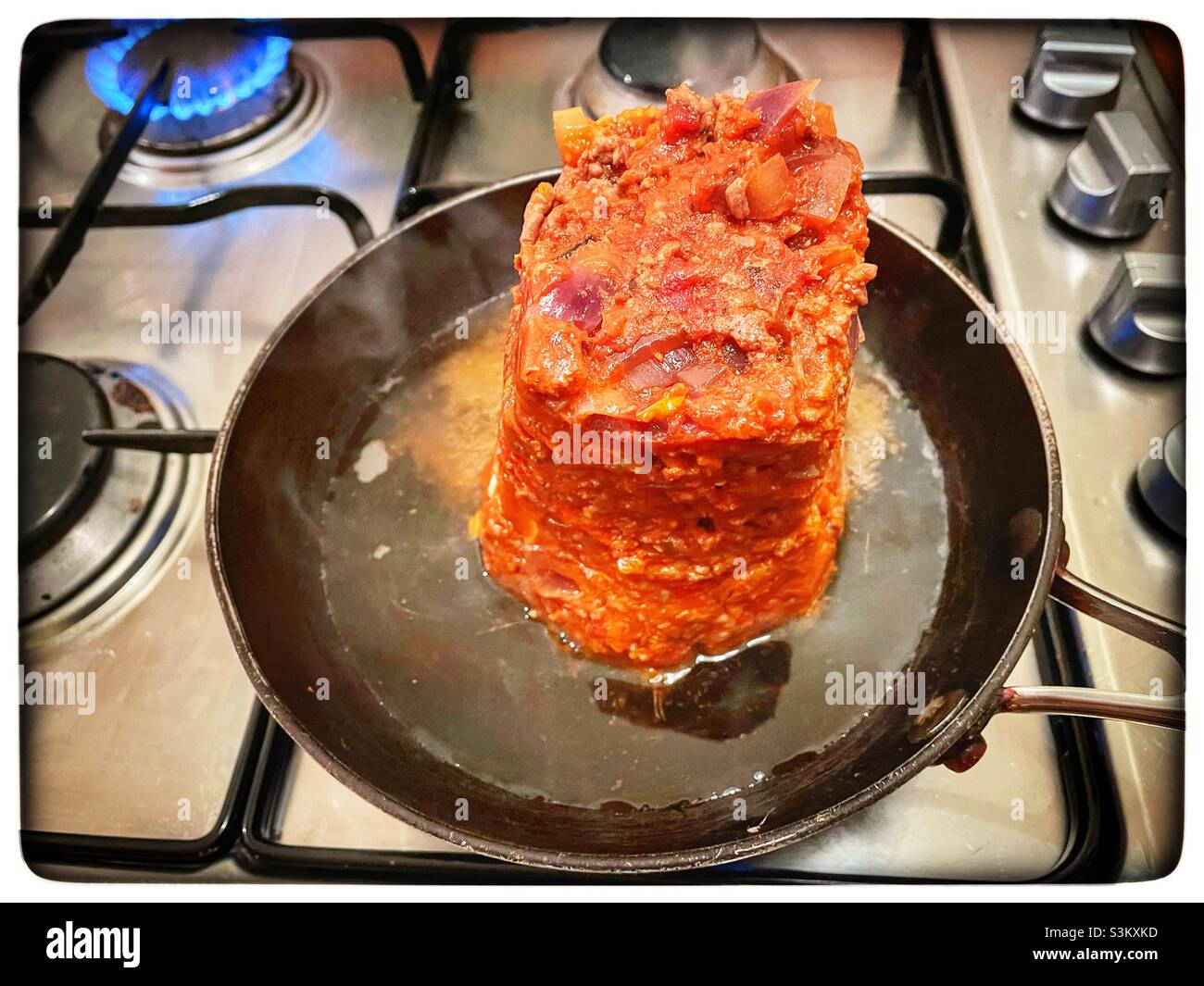 Chauffage à la bolognaise maison surgelé dans une poêle - Image de stock capturée avec un smartphone