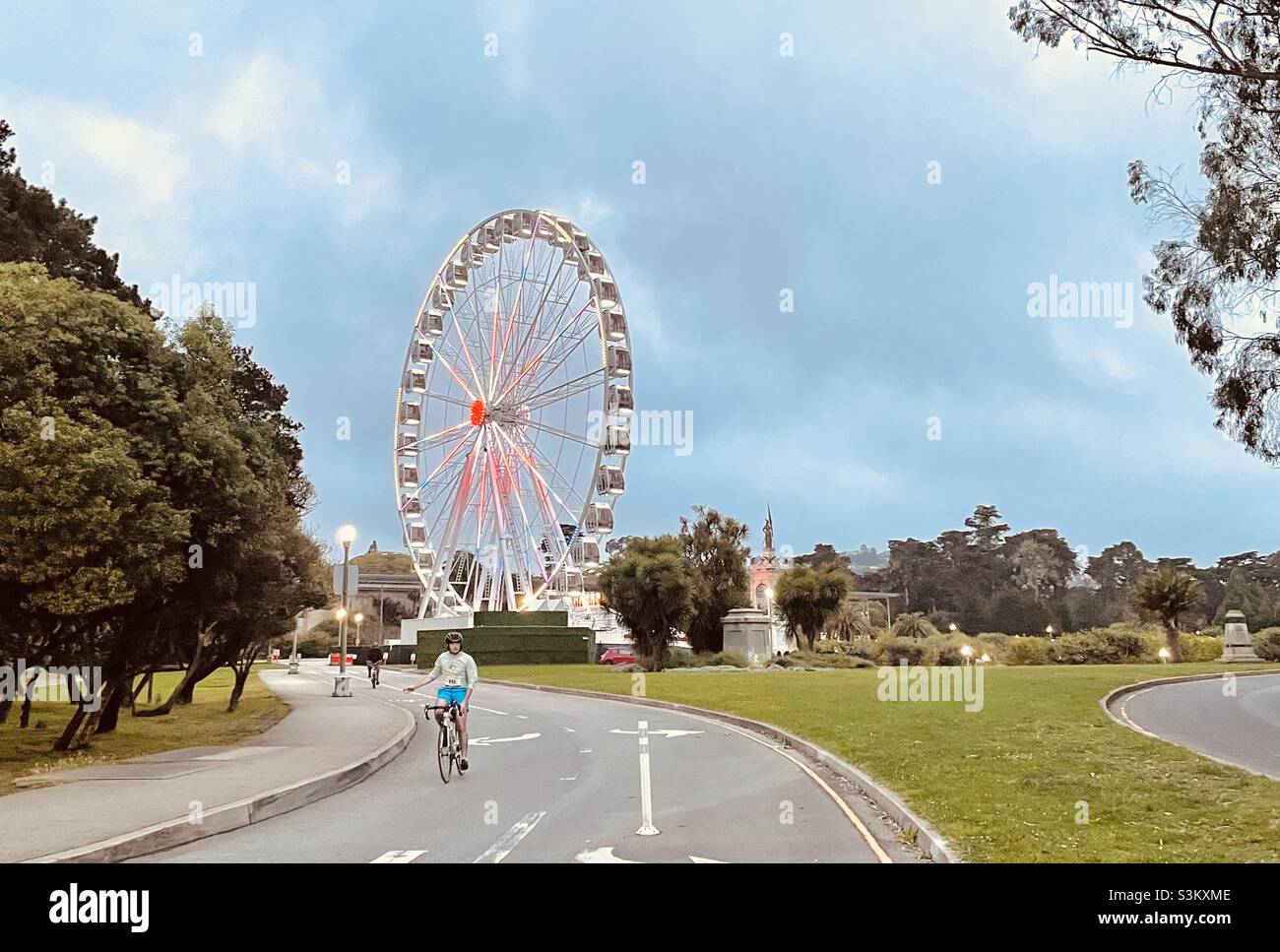 Skystar observation Ferris Wheel dans le Golden Gate Park Music Concourse près de la California Academy of Sciences avec cycliste, San Francisco, Californie. - Image de stock capturée avec un smartphone