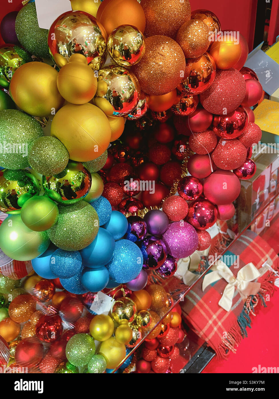 Gros plan sur une couronne de Noël aux couleurs vives, 2021, États-Unis Banque D'Images