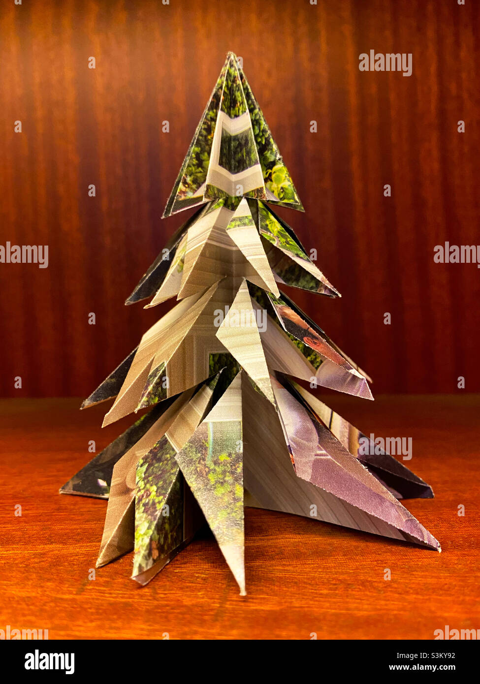 Arbre à feuilles persistantes d'origami Banque D'Images