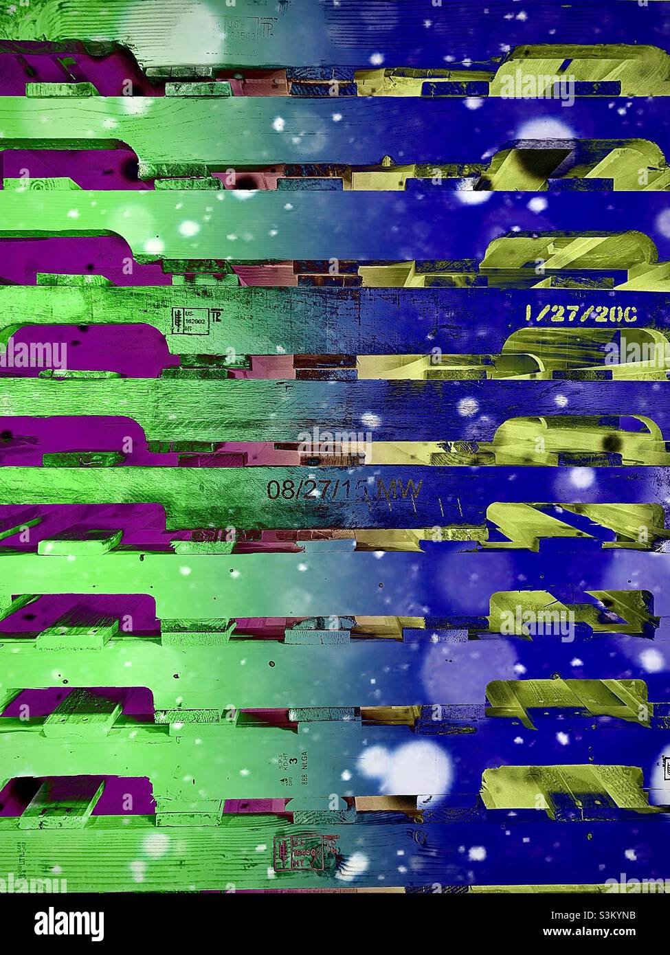 Vue latérale d'une pile de palettes en bois sur un quai d'entrepôt.L'application IOS Shift a été utilisée pour créer les effets grunge, psychédélique et inversé. - Image de stock capturée avec un smartphone