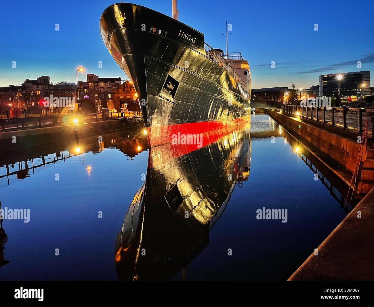 Fingal Ship, l'hôtel de luxe flottant amarré sur Leith Waterfront, Édimbourg, Écosse, décembre. Banque D'Images
