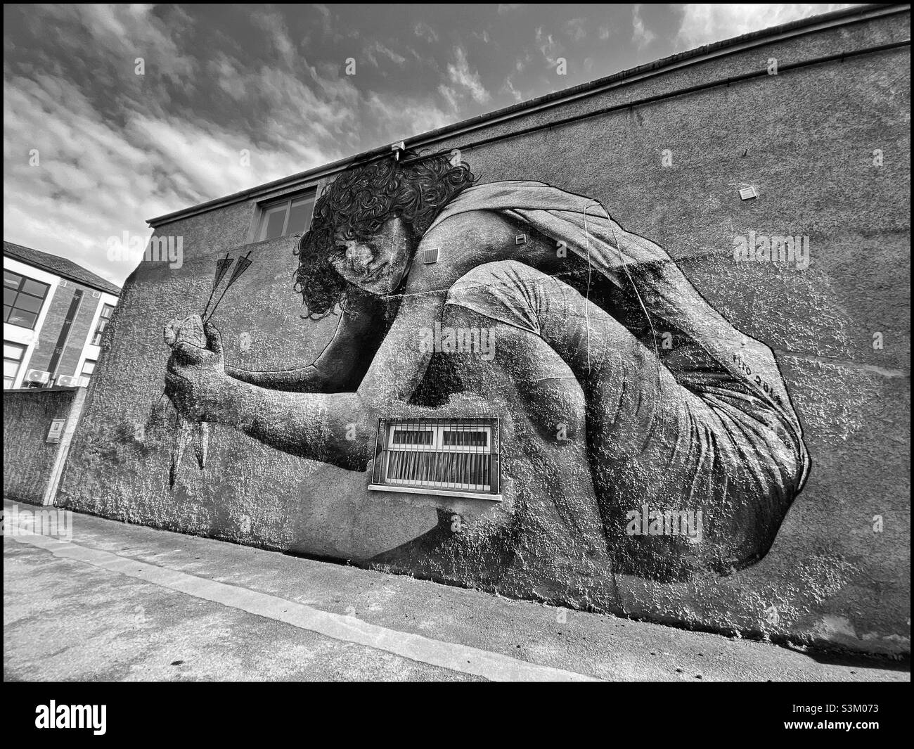 “le fils de Protagoras.” la peinture 2014 de l’artiste français MTO au 21 Talbot Street, Belfast, Irlande du Nord.Un commentaire visuel sur la façon dont la religion cause probablement des problèmes.Photo ©️ COLIN HOSKINS. Banque D'Images