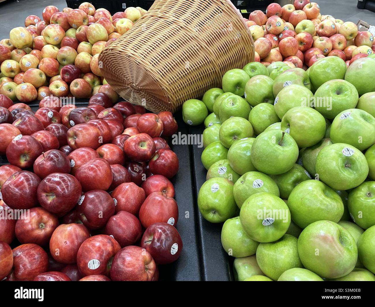 Des bacs de pommes fraîches sont exposés dans le rayon des produits d'un Walmart local de l'Utah, aux États-Unis. - Image de stock capturée avec un smartphone