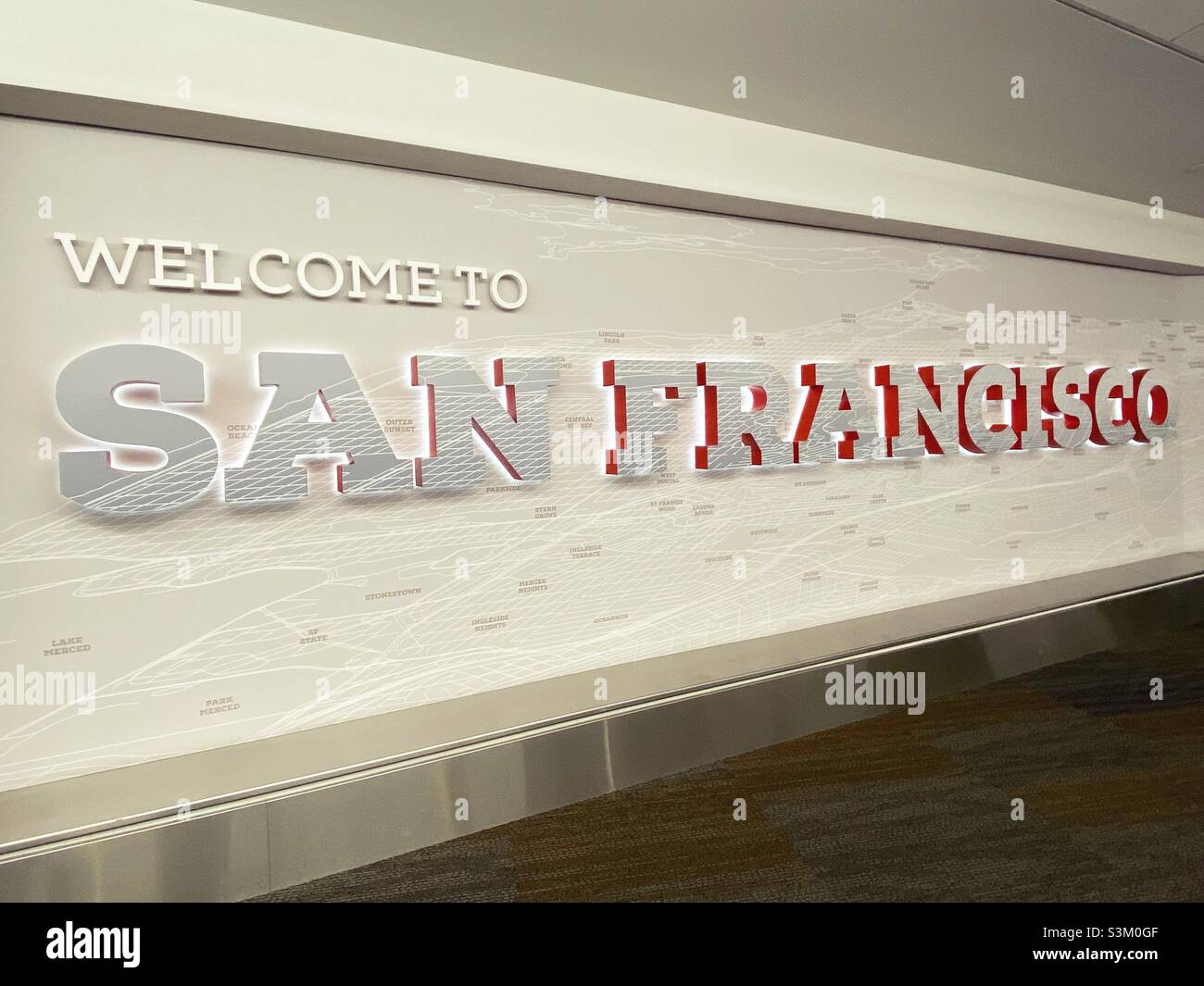 Un panneau indiquant « Bienvenue à San Francisco » à l'aéroport international de San Francisco. Banque D'Images
