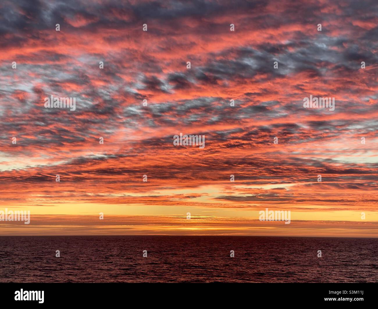 Lever de soleil majestueux sur l'océan Banque D'Images